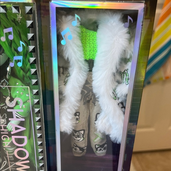 Shadow Doll with Green Hair - Picture 4 of 5